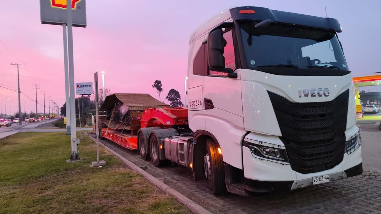 Camión Iveco con semirremolque de cama baja