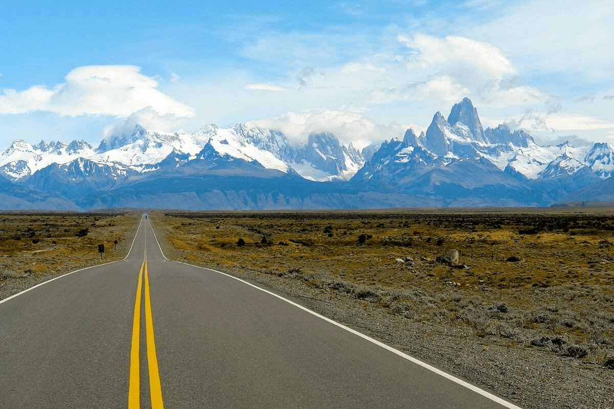 Ruta patagónica frente a la cordillera